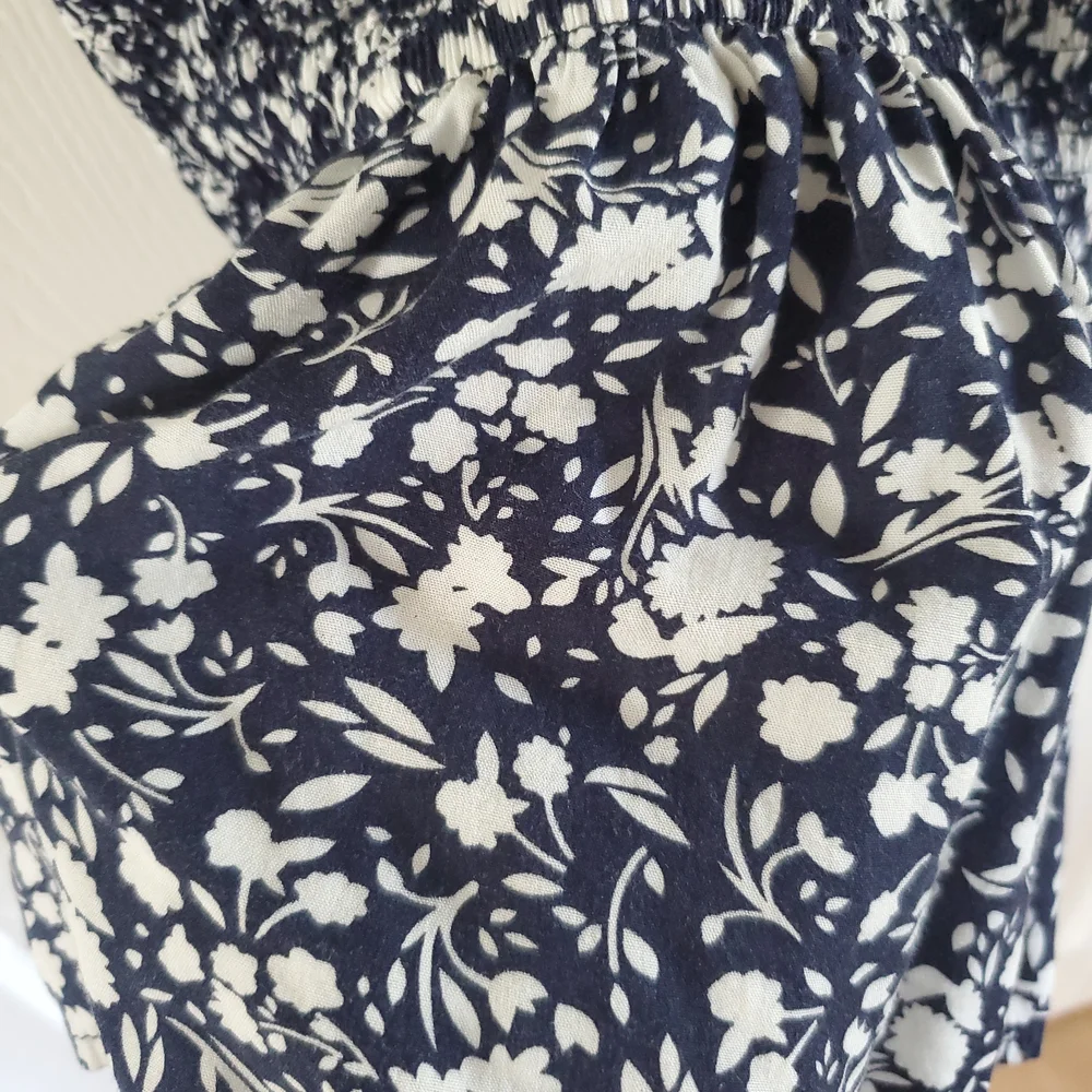 Floral Print Navy and White Women's Spaghetti Strap Scrunch/Flowy Top #MP - Picture 6 of 8
